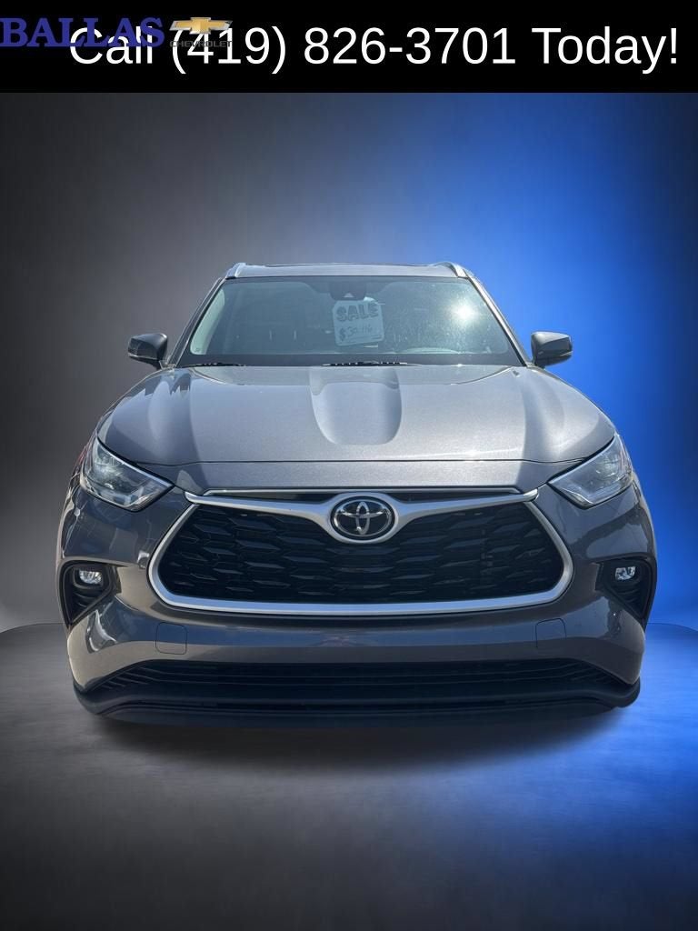 2021 Toyota Highlander XLE in Gray — front three-quarter view